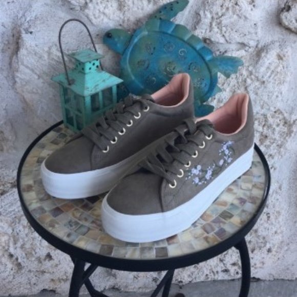 DONATED!! Qupid khaki green suede embroidered - Picture 6 of 7